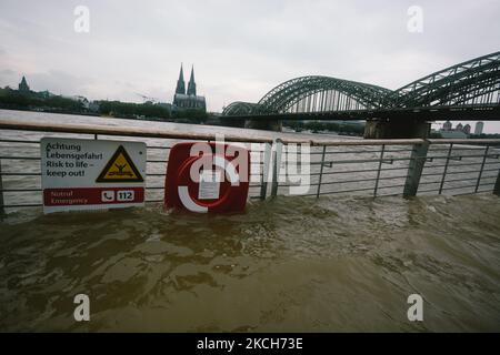 Am 13. Juli 2021 ist an der Rheinpromenade in Köln eine Überschwemmung zu beobachten, da starke Regenfälle zu Überschwemmungen geführt haben (Foto: Ying Tang/NurPhoto) Stockfoto