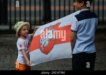 Junge Mitglieder der lokalen belarussischen Diaspora warten während ihres kurzen Besuches in Irland auf ein Treffen mit der verbannten Oppositionsführerin in Belarus, Swetlana Tikhanovskaya, vor dem St. Stephen's Green in Dublin. Am Dienstag, den 13. Juli 2021, in Dublin, Irland. (Foto von Artur Widak/NurPhoto) Stockfoto