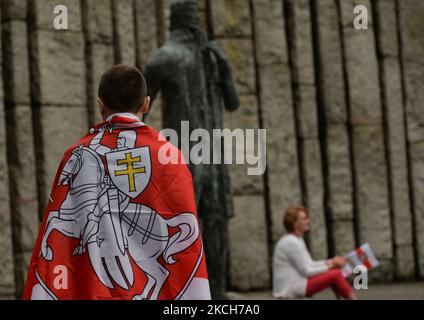 Mitglieder der lokalen belarussischen Diaspora warten während ihres kurzen Besuches in Irland auf ein Treffen mit der verbannten Oppositionsführerin in Belarus, Swetlana Tikhanovskaya, vor dem St. Stephen's Green in Dublin. Am Dienstag, den 13. Juli 2021, in Dublin, Irland. (Foto von Artur Widak/NurPhoto) Stockfoto