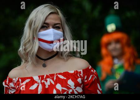 Mitglieder der lokalen belarussischen Diaspora warten während ihres kurzen Besuches in Irland auf ein Treffen mit der verbannten Oppositionsführerin in Belarus, Swetlana Tikhanovskaya, vor dem St. Stephen's Green in Dublin. Am Dienstag, den 13. Juli 2021, in Dublin, Irland. (Foto von Artur Widak/NurPhoto) Stockfoto