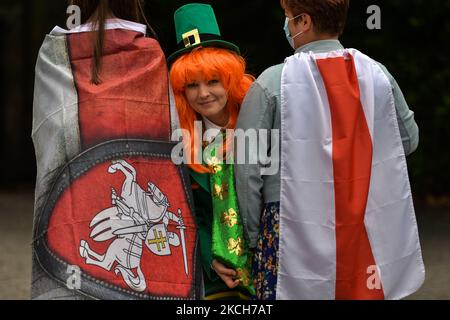 Mitglieder der lokalen belarussischen Diaspora warten während ihres kurzen Besuches in Irland auf ein Treffen mit der verbannten Oppositionsführerin in Belarus, Swetlana Tikhanovskaya, vor dem St. Stephen's Green in Dublin. Am Dienstag, den 13. Juli 2021, in Dublin, Irland. (Foto von Artur Widak/NurPhoto) Stockfoto