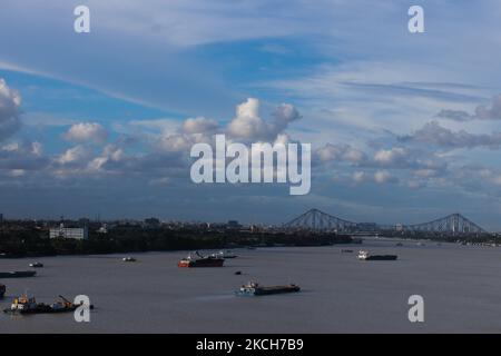 Am 12. Juli 2021 schweben in Kalkutta dunkle Wolken am Himmel. (Foto von Debajyoti Chakraborty/NurPhoto) Stockfoto