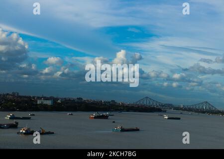 Am 12. Juli 2021 schweben in Kalkutta dunkle Wolken am Himmel. (Foto von Debajyoti Chakraborty/NurPhoto) Stockfoto