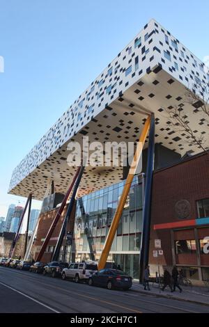 Das Sharp Centre for Design befindet sich im Zentrum von Toronto, Ontario, Kanada, am 22. Februar 2014. Das Sharp Centre for Design wurde 2004 dem Ontario College of Art and Design hinzugefügt und vom Architekten will Alsop entworfen. (Foto von Creative Touch Imaging Ltd./NurPhoto) Stockfoto