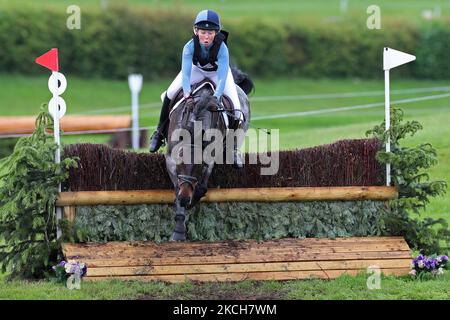 MARLBOROUGH, GROSSBRITANNIEN. JULI 10TH. Alexandra Horne reitet Burley Morse während der PT Sektion M Cross Country Veranstaltung im Barbury Castle International Horse Trials, Marlborough, Wiltshire, Großbritannien am Samstag, 10.. Juli 2021. (Foto von Jon Bromley/MI News/NurPhoto) Stockfoto