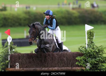 MARLBOROUGH, GROSSBRITANNIEN. JULI 10TH. Alexandra Horne reitet Burley Morse während der PT Sektion M Cross Country Veranstaltung im Barbury Castle International Horse Trials, Marlborough, Wiltshire, Großbritannien am Samstag, 10.. Juli 2021. (Foto von Jon Bromley/MI News/NurPhoto) Stockfoto