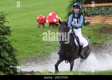 MARLBOROUGH, GROSSBRITANNIEN. JULI 10TH. Alexandra Horne reitet Burley Morse während der PT Sektion M Cross Country Veranstaltung im Barbury Castle International Horse Trials, Marlborough, Wiltshire, Großbritannien am Samstag, 10.. Juli 2021. (Foto von Jon Bromley/MI News/NurPhoto) Stockfoto