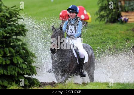 MARLBOROUGH, GROSSBRITANNIEN. JULI 10TH. Alexandra Horne reitet Burley Morse während der PT Sektion M Cross Country Veranstaltung im Barbury Castle International Horse Trials, Marlborough, Wiltshire, Großbritannien am Samstag, 10.. Juli 2021. (Foto von Jon Bromley/MI News/NurPhoto) Stockfoto