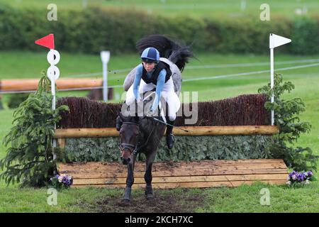 MARLBOROUGH, GROSSBRITANNIEN. JULI 10TH. Alexandra Horne reitet Burley Morse während der PT Sektion M Cross Country Veranstaltung im Barbury Castle International Horse Trials, Marlborough, Wiltshire, Großbritannien am Samstag, 10.. Juli 2021. (Foto von Jon Bromley/MI News/NurPhoto) Stockfoto