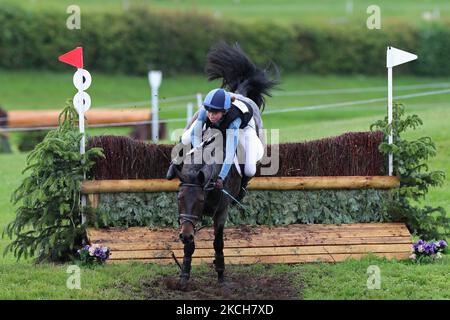 MARLBOROUGH, GROSSBRITANNIEN. JULI 10TH. Alexandra Horne reitet Burley Morse während der PT Sektion M Cross Country Veranstaltung im Barbury Castle International Horse Trials, Marlborough, Wiltshire, Großbritannien am Samstag, 10.. Juli 2021. (Foto von Jon Bromley/MI News/NurPhoto) Stockfoto