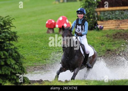 MARLBOROUGH, GROSSBRITANNIEN. JULI 10TH. Alexandra Horne reitet Burley Morse während der PT Sektion M Cross Country Veranstaltung im Barbury Castle International Horse Trials, Marlborough, Wiltshire, Großbritannien am Samstag, 10.. Juli 2021. (Foto von Jon Bromley/MI News/NurPhoto) Stockfoto