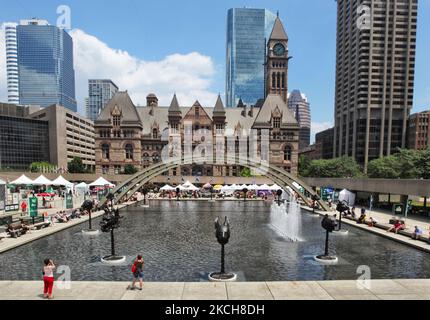 Skulpturen von Tierköpfen, die chinesische Tierkreiszeichen vor dem Alten Rathaus darstellen, als Teil von Ai Weiweis Skulptureninstallation Circle of Animals (Chinese Zodiac) am 23. Juni 2013 in Toronto, Ontario, Kanada. (Foto von Creative Touch Imaging Ltd./NurPhoto) Stockfoto