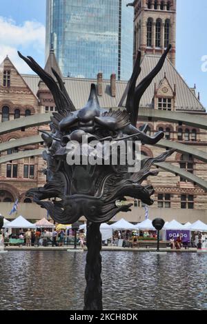 Drachenkopf-Statue vor dem Alten Rathaus am Nathan Phillips Square als Teil von Ai Weiweis Skulptureninstallation im Rahmen von Ai Weiweis Skulptureninstallation Circle of Animals (Chinese Zodiac) am 23. Juni 2013 in Toronto, Ontario, Kanada. (Foto von Creative Touch Imaging Ltd./NurPhoto) Stockfoto