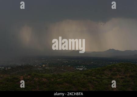 Ein Blick auf Heavy Monsoon Rain am Stadtrand von Ajmer, Rajasthan, Indien, am 14. Juli 2021. (Foto von Himanshu Sharma/NurPhoto) Stockfoto