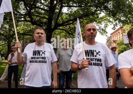 Regierungsfeindliche Aktivisten protestieren vor dem Collegium Novum, Jagiellonian University im Zentrum von Krakau, Polen, gegen ein neues Bildungsgesetz, das vom polnischen Bildungsminister Przemyslaw Czarnek, 14. Juli 2021, vorgeschlagen wurde. An dem Protest nahmen vor allem Wissenschaftler und Studenten Teil. Die Regierung der Rechtspartei Recht und Gerechtigkeit herrscht in Polen. Auch die Bemerkungen der Berater der Bildungsministerin über die wahren Tugenden der Frauen wurden kritisiert. (Foto von Dominika Zarzycka/NurPhoto) Stockfoto