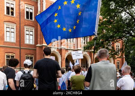 Regierungsfeindliche Aktivisten protestieren vor dem Collegium Novum, Jagiellonian University im Zentrum von Krakau, Polen, gegen ein neues Bildungsgesetz, das vom polnischen Bildungsminister Przemyslaw Czarnek, 14. Juli 2021, vorgeschlagen wurde. An dem Protest nahmen vor allem Wissenschaftler und Studenten Teil. Die Regierung der Rechtspartei Recht und Gerechtigkeit herrscht in Polen. Auch die Bemerkungen der Berater der Bildungsministerin über die wahren Tugenden der Frauen wurden kritisiert. (Foto von Dominika Zarzycka/NurPhoto) Stockfoto