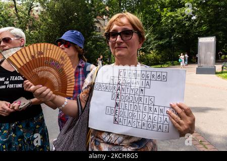 Regierungsfeindliche Aktivisten protestieren vor dem Collegium Novum, Jagiellonian University im Zentrum von Krakau, Polen, gegen ein neues Bildungsgesetz, das vom polnischen Bildungsminister Przemyslaw Czarnek, 14. Juli 2021, vorgeschlagen wurde. An dem Protest nahmen vor allem Wissenschaftler und Studenten Teil. Die Regierung der Rechtspartei Recht und Gerechtigkeit herrscht in Polen. Auch die Bemerkungen der Berater der Bildungsministerin über die wahren Tugenden der Frauen wurden kritisiert. (Foto von Dominika Zarzycka/NurPhoto) Stockfoto