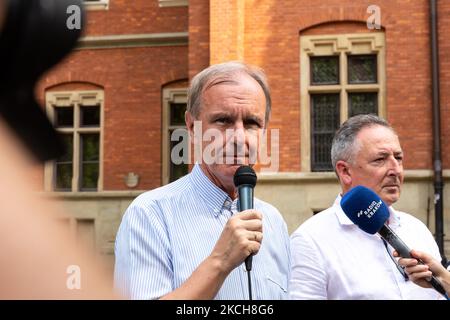 Senatorin Bogdana Klicha protestiert vor dem Collegium Novum der Jagiellonen-Universität im Zentrum von Krakau, Polen, gegen ein neues Bildungsgesetz, das vom polnischen Bildungsminister Przemyslaw Czarnek, 14. Juli 2021, vorgeschlagen wurde. An dem Protest nahmen vor allem Wissenschaftler und Studenten Teil. Die Regierung der Rechtspartei Recht und Gerechtigkeit herrscht in Polen. Auch die Bemerkungen der Berater der Bildungsministerin über die wahren Tugenden der Frauen wurden kritisiert. (Foto von Dominika Zarzycka/NurPhoto) Stockfoto