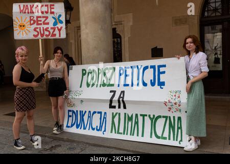 Am 14. Juli 2021 wird auf dem Hauptmarkt im Zentrum von Krakau, Polen, eine Streikposten in einem Bildungszentrum für Klimapolitik von Jugendlichen durchgeführt. (Foto von Dominika Zarzycka/NurPhoto) Stockfoto