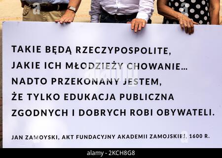 Regierungsfeindliche Aktivisten protestieren vor dem Collegium Novum, Jagiellonian University im Zentrum von Krakau, Polen, gegen ein neues Bildungsgesetz, das vom polnischen Bildungsminister Przemyslaw Czarnek, 14. Juli 2021, vorgeschlagen wurde. An dem Protest nahmen vor allem Wissenschaftler und Studenten Teil. Die Regierung der Rechtspartei Recht und Gerechtigkeit herrscht in Polen. Auch die Bemerkungen der Berater der Bildungsministerin über die wahren Tugenden der Frauen wurden kritisiert. (Foto von Dominika Zarzycka/NurPhoto) Stockfoto