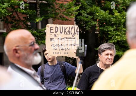 Regierungsfeindliche Aktivisten protestieren vor dem Collegium Novum, Jagiellonian University im Zentrum von Krakau, Polen, gegen ein neues Bildungsgesetz, das vom polnischen Bildungsminister Przemyslaw Czarnek, 14. Juli 2021, vorgeschlagen wurde. An dem Protest nahmen vor allem Wissenschaftler und Studenten Teil. Die Regierung der Rechtspartei Recht und Gerechtigkeit herrscht in Polen. Auch die Bemerkungen der Berater der Bildungsministerin über die wahren Tugenden der Frauen wurden kritisiert. (Foto von Dominika Zarzycka/NurPhoto) Stockfoto