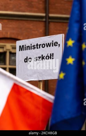 Regierungsfeindliche Aktivisten protestieren vor dem Collegium Novum, Jagiellonian University im Zentrum von Krakau, Polen, gegen ein neues Bildungsgesetz, das vom polnischen Bildungsminister Przemyslaw Czarnek, 14. Juli 2021, vorgeschlagen wurde. An dem Protest nahmen vor allem Wissenschaftler und Studenten Teil. Die Regierung der Rechtspartei Recht und Gerechtigkeit herrscht in Polen. Auch die Bemerkungen der Berater der Bildungsministerin über die wahren Tugenden der Frauen wurden kritisiert. (Foto von Dominika Zarzycka/NurPhoto) Stockfoto