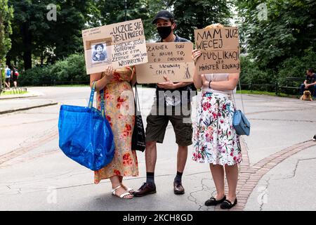 Regierungsfeindliche Aktivisten protestieren vor dem Collegium Novum, Jagiellonian University im Zentrum von Krakau, Polen, gegen ein neues Bildungsgesetz, das vom polnischen Bildungsminister Przemyslaw Czarnek, 14. Juli 2021, vorgeschlagen wurde. An dem Protest nahmen vor allem Wissenschaftler und Studenten Teil. Die Regierung der Rechtspartei Recht und Gerechtigkeit herrscht in Polen. Auch die Bemerkungen der Berater der Bildungsministerin über die wahren Tugenden der Frauen wurden kritisiert. (Foto von Dominika Zarzycka/NurPhoto) Stockfoto