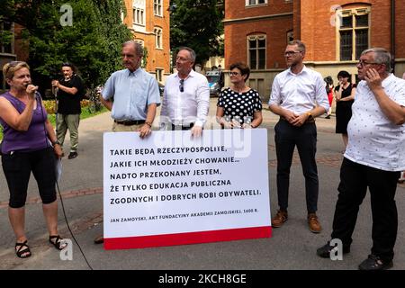 Regierungsfeindliche Aktivisten protestieren vor dem Collegium Novum, Jagiellonian University im Zentrum von Krakau, Polen, gegen ein neues Bildungsgesetz, das vom polnischen Bildungsminister Przemyslaw Czarnek, 14. Juli 2021, vorgeschlagen wurde. An dem Protest nahmen vor allem Wissenschaftler und Studenten Teil. Die Regierung der Rechtspartei Recht und Gerechtigkeit herrscht in Polen. Auch die Bemerkungen der Berater der Bildungsministerin über die wahren Tugenden der Frauen wurden kritisiert. (Foto von Dominika Zarzycka/NurPhoto) Stockfoto