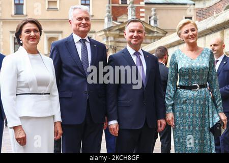 Die litauische Präsidentin Gitanas Nauseda und die First Lady Diana Nausediene werden am 11. Juli 2021 von dem polnischen Präsidentenpaar Andrzej Duda und Agata Korhauser-Duda in der Wawel-Kathedrale in Krakau, Polen, begrüßt. Die Präsidenten trafen sich, um über Polens Hilfe beim Schutz der Grenzen Litauens vor dem jüngsten Zustrom illegaler Einwanderer aus Belarus zu diskutieren. (Foto von Beata Zawrzel/NurPhoto) Stockfoto