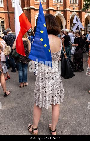 Regierungsfeindliche Aktivisten protestieren vor dem Collegium Novum, Jagiellonian University im Zentrum von Krakau, Polen, gegen ein neues Bildungsgesetz, das vom polnischen Bildungsminister Przemyslaw Czarnek, 14. Juli 2021, vorgeschlagen wurde. An dem Protest nahmen vor allem Wissenschaftler und Studenten Teil. Die Regierung der Rechtspartei Recht und Gerechtigkeit herrscht in Polen. Auch die Bemerkungen der Berater der Bildungsministerin über die wahren Tugenden der Frauen wurden kritisiert. (Foto von Dominika Zarzycka/NurPhoto) Stockfoto