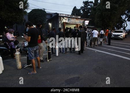 Am 14. Juli 2021 stehen Menschen an einer Station in Bogor, West-Java, Indonesien, um Sauerstofftanks nachfüllen zu lassen. Indonesien steht angesichts einer neuen Zunahme von COVID-19-Fällen vor einem Sauerstoffmangel. (Foto von Adriana Adie/NurPhoto) Stockfoto