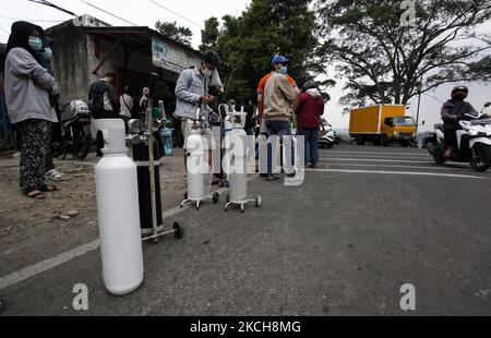 Am 14. Juli 2021 stehen Menschen an einer Station in Bogor, West-Java, Indonesien, um Sauerstofftanks nachfüllen zu lassen. Indonesien steht angesichts einer neuen Zunahme von COVID-19-Fällen vor einem Sauerstoffmangel. (Foto von Adriana Adie/NurPhoto) Stockfoto