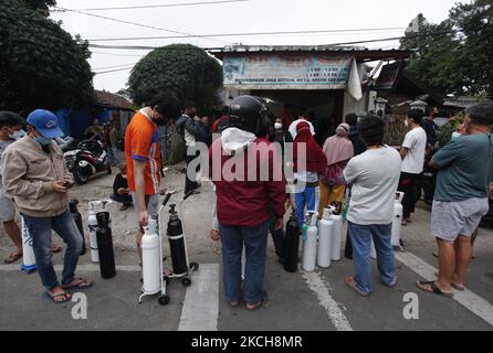 Am 14. Juli 2021 stehen Menschen an einer Station in Bogor, West-Java, Indonesien, um Sauerstofftanks nachfüllen zu lassen. Indonesien steht angesichts einer neuen Zunahme von COVID-19-Fällen vor einem Sauerstoffmangel. (Foto von Adriana Adie/NurPhoto) Stockfoto