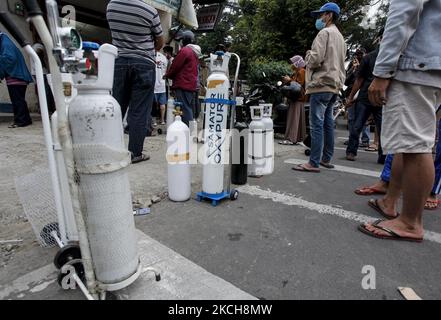 Am 14. Juli 2021 stehen Menschen an einer Station in Bogor, West-Java, Indonesien, um Sauerstofftanks nachfüllen zu lassen. Indonesien steht angesichts einer neuen Zunahme von COVID-19-Fällen vor einem Sauerstoffmangel. (Foto von Adriana Adie/NurPhoto) Stockfoto