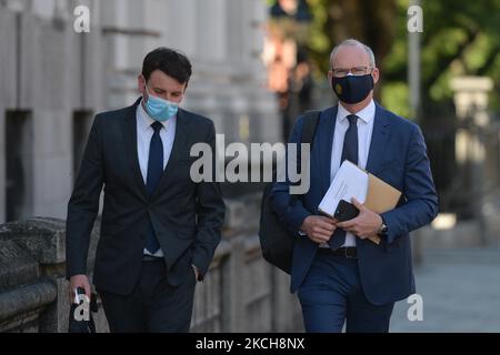 Simon Coveney (rechts), Minister für auswärtige Angelegenheiten und Verteidigungsminister, auf dem Weg zu Regierungsgebäuden. Am Mittwoch, den 14. Juni 2021, in Dublin, Irland. (Foto von Artur Widak/NurPhoto) Stockfoto