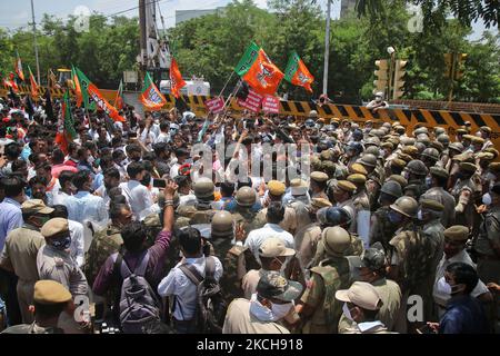 BJP-Aktivisten protestieren gegen die Landesregierung über die Zunahme der Kriminalitätsrate und der schlechten Rechtslage, bei Civil Lines in Jaipur, Rajasthan, Indien, Mittwoch, 14. Juli, 2021. (Foto von Vishal Bhatnagar/NurPhoto) Stockfoto