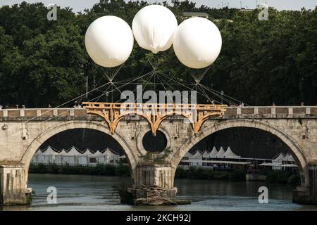 Ein Blick auf die temporäre Installation von 'Ponte Farnese', einem Traum von Michelangelo Buonarroti von einer Brücke, die den Palazzo Farnese mit der Villa Farnesina über den Tiber bei Ponte Sisto verbindet, realisiert vom französischen Künstler Olivier Grossete am 13. Juli 2021 in Rom, Italien. Die 18 Meter lange 'fliegende Brücke' aus Pappe wurde mit Hilfe von Hunderten von Freiwilligen, darunter Kinder und Studenten, gebaut. (Foto von Andrea Ronchini/NurPhoto) Stockfoto