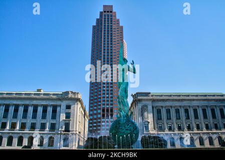 Am 02. September 2007 steht auf dem Veterans' Memorial Plaza in Cleveland der „Brunnen des ewigen Lebens“ in Cleveland, Ohio, USA. Der Brunnen ist auch als „war Memorial Fountain“ oder „Peace Entstehen aus den Flammen des Krieges“ bekannt und besteht aus einer Statue und einem Brunnen, der als Denkmal für die Bewohner Clevelands dient, die im Zweiten Weltkrieg und im Koreakrieg gedient und gestorben sind. Es wurde vom Absolventen des Cleveland Institute of Art, Marshall Fredericks, entworfen und am 30. Mai 1964 eingeweiht. Das Herzstück ist eine 10,7 m (35 Fuß) große Bronzefigur, die den Mann darstellt, der vor den Flammen des Krieges und der Reachi flüchtet Stockfoto