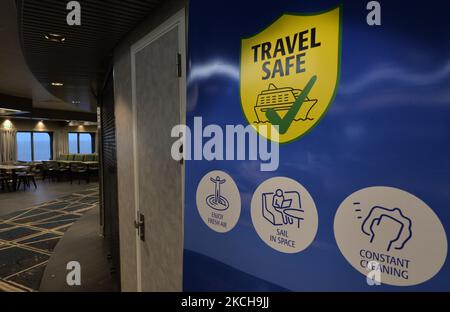 COVID-19-bezogene Schilder, die auf einem Board einer Irish Ferry 'W.B. gesehen wurden Yeats' in der Nähe von Dublin. Am Donnerstag, den 15. Juli 2021, in Dublin, Irland. (Foto von Artur Widak/NurPhoto) Stockfoto