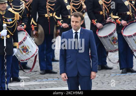 Der französische Präsident Emmanuel Macron überprüft die Truppen während der Juillet-Militärparade 14 auf der Champs-Elysees Avenue in Paris am 14. Juli 2021. (Foto von Daniel Pier/NurPhoto) Stockfoto