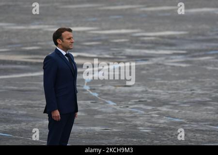 Der französische Präsident Emmanuel Macron überprüft die Truppen während der Juillet-Militärparade 14 auf der Champs-Elysees Avenue in Paris am 14. Juli 2021. (Foto von Daniel Pier/NurPhoto) Stockfoto