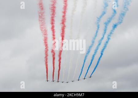 FRANKREICH â €“ PARIS - MACRON â €“ 14 JUILLET â €“ MILITÄRPARADE â €“ Französisch Elite akrobatischen fliegenden Team 'Patrouille de France' (PAF) fliegt über die 14 Juillet Militärparade auf der Champs-Elysees Avenue in Paris am 14. Juli 2021. (Foto von Daniel Pier/NurPhoto) Stockfoto
