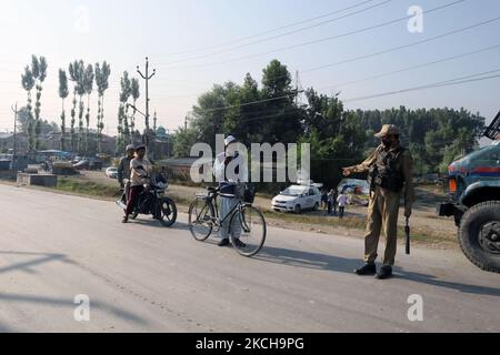 Indischer Polizist stoppt Zivilisten während einer Militäroperation in Srinagar, dem von Indien verwalteten Kaschmir, am 16. Juli 2021. Bei der Operation wurden zwei Kämpfer getötet und ein Wohnhaus beschädigt. (Foto von Muzamil Mattoo/NurPhoto) Stockfoto