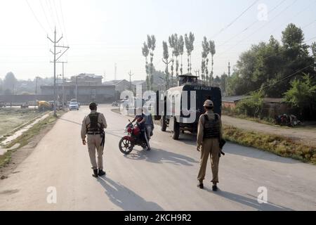 Indischer Polizist stoppt Zivilisten während einer Militäroperation in Srinagar, dem von Indien verwalteten Kaschmir, am 16. Juli 2021. Bei der Operation wurden zwei Kämpfer getötet und ein Wohnhaus beschädigt. (Foto von Muzamil Mattoo/NurPhoto) Stockfoto