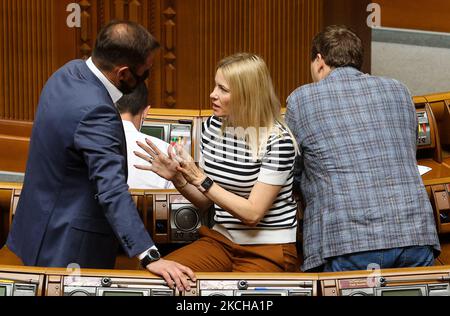 Gespräche der Gesetzgeber während der Sitzung von Werchowna Rada in Kiew, Ukraine, 16. Juli 2021. Das ukrainische Parlament hat Denys Monastyrsky als neuen Innenminister gebilligt. (Foto von Sergii Chartschenko/NurPhoto) Stockfoto