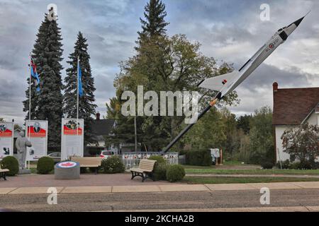 Dies ist eine Nachbildung des Flugzeugs RL 201 Arrow an einer Gedenkstätte für Janusz Zurakowski in Barry's Bay, Ontario, Kanada, 26. September 2010. Die Avro Arrow Canada CF 105 mit der Kennzeichnung RL 201 Arrow war ein deltageflügeltes Abfangflugzeug, das von Avro Aircraft Limited in Ontario, Kanada, entworfen und gebaut wurde. Die CF 105 zeigte während des gesamten Fluges ein hervorragendes Handling, was zum großen Teil auf die natürlichen Eigenschaften des Delta-Flügels zurückzuführen ist, aber auch auf das Stabilitätsaufbausystem von Arrow kann Verantwortung übertragen werden. Die RL 201 flog zum ersten Mal am 25,1958. März mit dem Chief Development Test Pilot S/L Janusz Zura Stockfoto