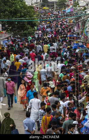 Auf dem New Market in Dhaka am 16. Juli 2021 suchen Käufer vor Eid-ul-Azha nach Kleidung. Am zweiten Tag der Lockerung der strengen landesweiten Sperre (Foto: Ahmed Salahuddin/NurPhoto) Stockfoto