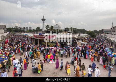 Auf dem New Market in Dhaka am 16. Juli 2021 suchen Käufer vor Eid-ul-Azha nach Kleidung. Am zweiten Tag der Lockerung der strengen landesweiten Sperre (Foto: Ahmed Salahuddin/NurPhoto) Stockfoto