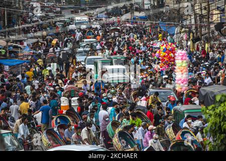 Auf dem New Market in Dhaka am 16. Juli 2021 suchen Käufer vor Eid-ul-Azha nach Kleidung. Am zweiten Tag der Lockerung der strengen landesweiten Sperre (Foto: Ahmed Salahuddin/NurPhoto) Stockfoto