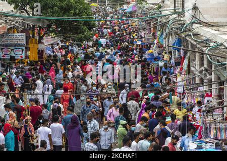 Auf dem New Market in Dhaka am 16. Juli 2021 suchen Käufer vor Eid-ul-Azha nach Kleidung. Am zweiten Tag der Lockerung der strengen landesweiten Sperre (Foto: Ahmed Salahuddin/NurPhoto) Stockfoto